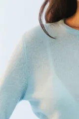 Sweater de tejido de punto color tostado, con calce al cuerpo, mangas largas y escote redondo.