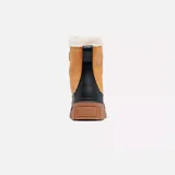 Bota de invierno Sorel modelo Tivoli V, confeccionada en gamuza color tostado con base de goma negra impermeable. Presenta cuello con forro de piel sintética, cordones negros y suela dentada de goma en color marrón.