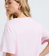 Remera Blue Steel de corte boxy, con cuello redondo y mangas cortas. Confeccionada en algodón, presenta un diseño liso y holgado.