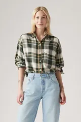 Camisa de franela a cuadros verde, blanco y amarillo, de corte holgado y manga larga.