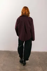 Camisa color borgoña con estampado abstracto en el frente, de corte oversize y manga larga.