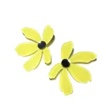 Par de aros con forma de flor color verde agua, con centro plateado.