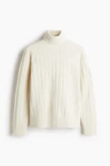 Polera de punto texturizado con cuello alto acanalado, de manga larga y corte estándar con puños y bajo acanalados.