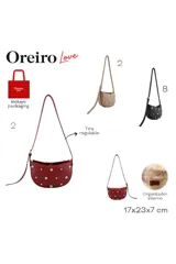 Cartera tipo bandolera de diseño semicircular, color tostado, con apliques de tachas metálicas plateadas en la parte frontal y correa larga ajustable.