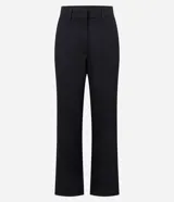 Pantalón de sastrería corte recto confeccionado en crepé, con pliegues delanteros, cintura con trabillas y cierre frontal. Cuenta con bolsillos traseros embutidos.