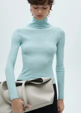 Jersey de punto acanalado en color turquesa, con cuello alto vuelto y diseño ajustado de manga larga.