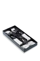 Set de tirantes, moña y pañuelo de bolsillo color rojo con diseño floral. Los tirantes son ajustables y tienen apliques para abrochar a botones o pinzas metálicas para sujetar al pantalón.