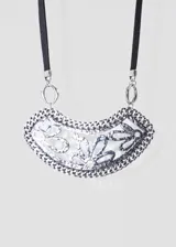 Collar con dije plateado con diseño de flores vintage, con borde de cadena y tira de cuerina negra.