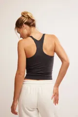 Musculosa gris oscuro de tejido elástico, con escote cuadrado y breteles anchos.