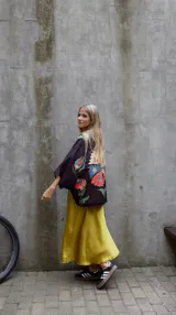 Falda midi evasé de raso color negro, con cintura elástica y cinturón con apliques metálicos.