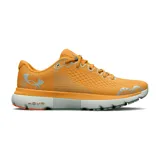 Championes de running Under Armour modelo HOVR Infinite 4, color naranja con detalles en gris. Presentan una parte superior de malla técnica transpirable, amortiguación reactiva UA HOVR y suela con inserciones de caucho de carbono para mayor tracción.