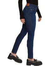 Pantalón de jeans Tommy Hilfiger de corte skinny, color azul oscuro, con diseño de cinco bolsillos, cierre de botón y cremallera, detalles distintivos de la marca y logo en el bolsillo posterior.