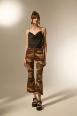 Pantalon jean de corte flare y tiro alto con estampado camuflado en tonos marrones.