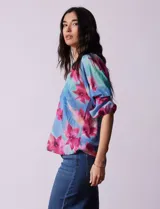 Blusa de gasa estampada marca Sioni, con cuello a la base y escote en V. Manga 3/4 con terminación fruncida.