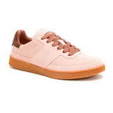 Championes Caterpillar modelo Pause Retro para mujer, confeccionados en gamuza color rosa pastel con detalles en marrón. Presentan suela de goma color caramelo con textura de panal y cordones al tono.