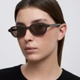Lentes de sol con montura rectangular de diseño clásico y minimalista en color marrón chocolate. Cuentan con lentes polarizadas en tono marrón a juego.