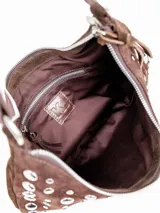 Cartera tipo bandolera de gamuza negra en forma de media luna, completamente decorada con tachas metálicas plateadas de distintos tamaños. Cuenta con un asa ajustable para llevar al hombro o en la mano y cierre superior con cremallera.