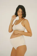 Bombacha maternal de algodón color beige melange, de tiro alto con faja delantera diseñada para el embarazo y postparto, con terminación delicada en las piernas.
