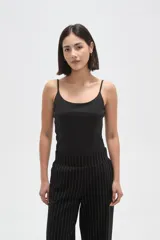 Musculosa de poliamida con breteles finos, corte al cuerpo y escote redondo.