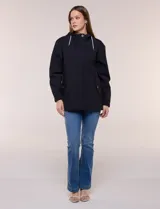 Gabardina estilo parka impermeable de color beige, con capucha fija con cordón ajustable, cierre frontal oculto con broches y bolsillos laterales.