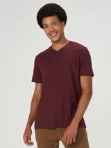 Camiseta básica de manga corta con cuello en V, confeccionada en tejido de algodón liso.