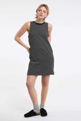 Vestido corto a rayas horizontales blancas y negras, sin mangas y con cuello redondo.