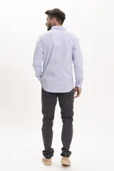 Camisa de manga larga con diseño de rayas verticales finas en color celeste y blanco, con cuello clásico y cierre frontal de botones.