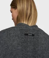 Cárdigan maxi de corte holgado y diseño abierto, confeccionado en una mezcla de lana y mohair color gris oscuro. Presenta hombros caídos, bolsillos laterales y terminaciones en ribete acanalado.