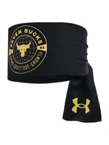 Vincha deportiva Under Armour Project Rock negra con logo dorado de la marca y estampado con la frase "Seven Bucks. Grind. Gratitude. Growth."