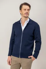Overshirt de punto color azul marino, con cuello tipo polo, cierre frontal completo y dos bolsillos frontales tipo parche.