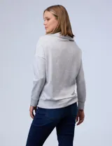 Buzo color rosa en tejido modal, marca French Laundry. Cuello solapa y escote con cierre metálico.