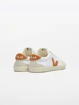 Championes Veja modelo Volley Canvas, color blanco con logo lateral en color caramelo.