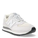 Championes urbanos New Balance modelo 574, color beige con detalles en blanco. Confeccionados en una combinación de gamuza y malla, presentan el logo 'N' característico en los laterales, entresuela con tecnología ENCAP para mayor soporte y suela de goma robusta.