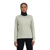 Remera deportiva New Balance de manga larga, color verde oliva, con logo reflectivo en el pecho y tecnología NB DRYx de secado rápido.