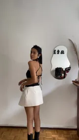 Body negro de lycra con escote strapless y abertura cut-out en la cintura.