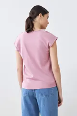 Remera negra de mangas cortas con cuello redondo calado.
