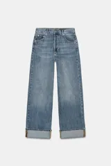 Pantalón de jean celeste de tiro medio, corte ancho y terminación con dobladillo.