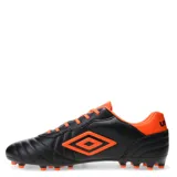 Championes de fútbol 11 Umbro modelo Touch AT, color negro con detalles en naranja vibrante. Presentan el logo de la marca en el lateral y suela con tapones para césped.