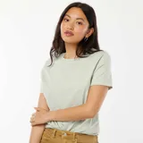 Camiseta de manga corta color verde claro, con cuello redondo y corte recto.