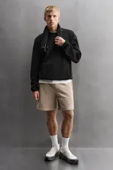 Zapatillas deportivas sin cordones para hombre, color blanco hueso con suela gris. Fabricadas en tejido de punto transpirable con puntera y talón reforzados con material Shield Protect Max. Cuentan con tirador trasero, plantilla OrthoLite® extraíble y entresuela Spume Foam V3.