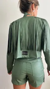 Campera corta verde con flecos negros en la parte superior y cierre frontal con lazo.