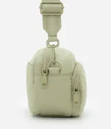 Bolso bandolera de estilo deportivo en color verde claro, confeccionado en poliéster. Cuenta con cierre principal de cremallera, bolsillo frontal con cierre, bolsillo trasero con cierre a presión, asa larga desmontable y regulable, y logo de la marca en relieve en la parte frontal.