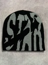 Gorro tipo beanie de punto color negro con diseño gráfico abstracto en color gris.