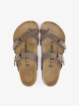 Sandalias Birkenstock modelo Mayari color gris topo, con dos tiras ajustables con hebilla metálica y tira entre los dedos. Plantilla anatómica de corcho y látex cubierta de ante. Suela de goma EVA.