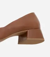 Zapato femenino tipo scarpin de color marrón, con puntera fina y tacón bloque de altura media.
