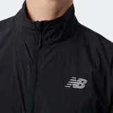 Chaqueta cortavientos New Balance Impact Run, color negro, con cierre frontal y cuello alto. Presenta el logo NB reflectante en el pecho y detalles reflectantes en las mangas.