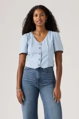 Camisa de jean celeste con botones, mangas cortas abullonadas y cuello en V.