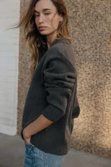 Jersey de punto de manga larga con cuello en pico y acabados en rib en puños, cuello y bajo.