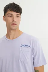 Remera color lavanda con bolsillo en el pecho y estampado pequeño.