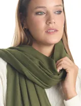 Bufandón de gran tamaño confeccionado en mezcla de cashmere y poliéster, con terminación de flecos en los extremos.